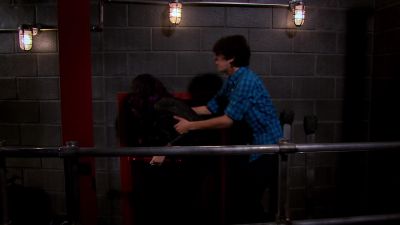 - SHE IN THERE?
- LET'S FIND OUT. - Victorious
