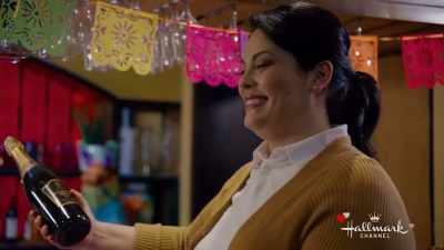 She just broke up with
someone, in my restaurant. - Playing Cupid