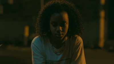 - She just doesn't have a leg.
- I can't. - Paper Girls