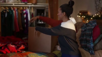 SHE LAUGHS - Yuletide the Knot