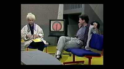 SHE LAUGHS - Simple Minds: Everything is Possible