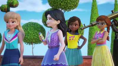 She left her phone. - LEGO Friends: Girls on a Mission