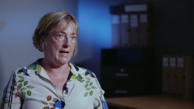 She listens to what's being said - Killers: Caught on Camera