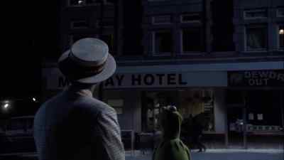 - She lives in this sty?
- Yeah. - It's a Very Merry Muppet Christmas Movie