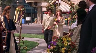SHE LOOKS HAPPY. - Gilmore Girls