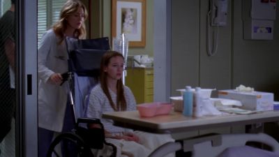 She looks like she's sleeping. - Grey's Anatomy