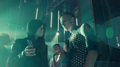 - She looks pregnant.
- Yeah. Do you know her? - Orphan Black
