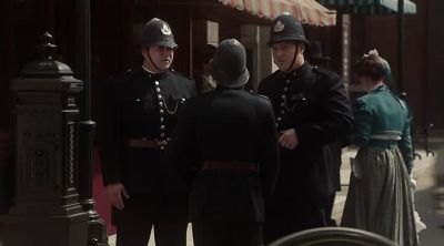 She looks really busy.
I'm gonna come back later. - Murdoch Mysteries