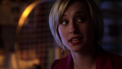 - She lost an earring.
- Exactly. - Smallville