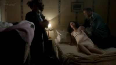 She never screams like this!
She always keeps her head! - Call the Midwife
