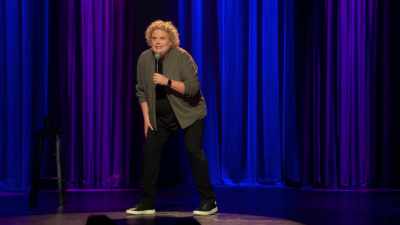 She has no idea that he is behind her, - Fortune Feimster: Good Fortune