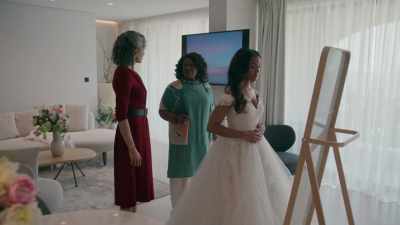 She is not comfortable
in this dress. - The Groomsmen: First Look