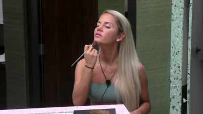 SHE PLAYS HARD TO GET. - Love Island