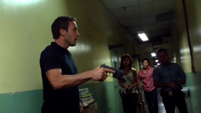She was right here.
I saw her. - Hawaii Five-0