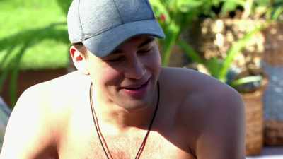 SHE SAID, "I HAVE ICE COLD
FEET." - Love Island