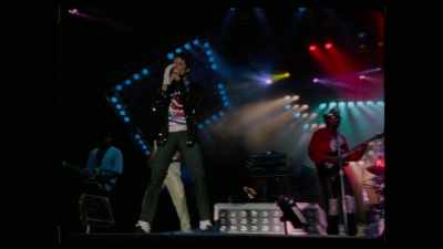 ♪ She says I am the one ♪ - Thriller 40