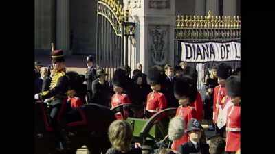 She was showing
a mark of respect - Elizabeth Windsor