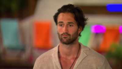 She started with Javi,
then coupled up with Dan, - Love Island