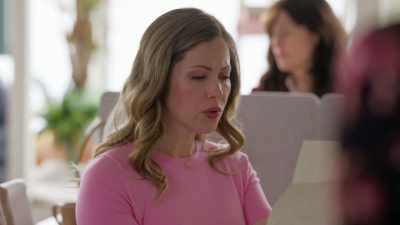 She suspects - Nelly Knows Mysteries: A Fatal Engagement