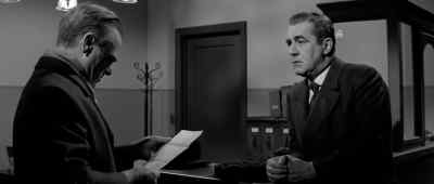 She was trying to reach Darrow.
He didn't wanna be reached. - Man of a Thousand Faces