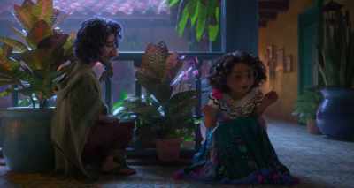 She won't hug me ever, okay?
She hates me! - Encanto