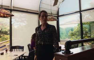 She works at a bank
during the day, - Unsane