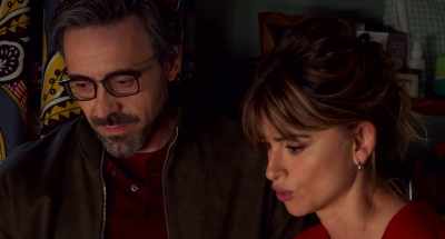 - She'll be a brunette like you.
- Yes, very brunette. - Parallel Mothers