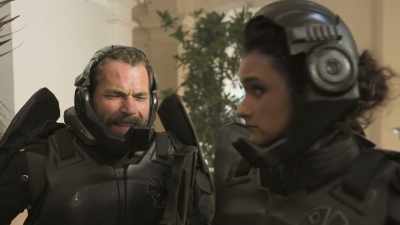-She'll be fine.
-[laughs nervously] - Vagrant Queen