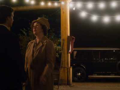 - She'll come later.
- You can stay, too. I'll get home fine. - Fabian: Going to the Dogs