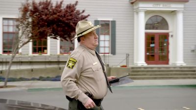 Sheriff, I was only parked there for two minutes. - TimeCrafters: The Treasure of Pirate's Cove