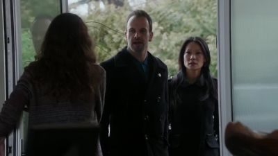 Sherlock Holmes and Joan Watson.
We're here to see Ken Whitman. - Elementary