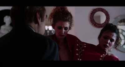 She's a dancer.
She's staying here for a few days, - Youtopia