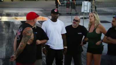 - She's all right.
- [crowd cheers] - Street Outlaws No Prep Kings Team Attack