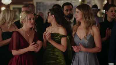 - She's almost here.
- I'm sorry, ladies, - Unwrapping Christmas: Olivia's Reunion