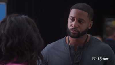 - She's beat up pretty bad.
- Oh my god, that is terrible. - Single Black Female