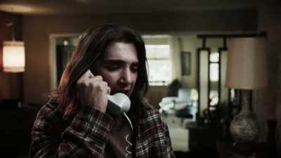 She's been stabbed.
She's-she's-she's bleeding. - Interrogation