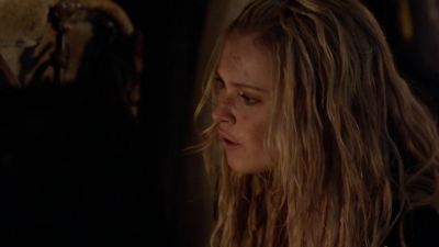 She's breathing. - The 100