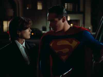 - She's dead.
- What happened? - Lois & Clark: The New Adventures of Superman