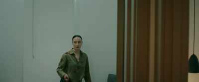 She's forced to do scenes
where she, like, - The Girl with the Fork