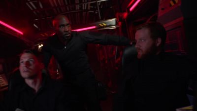 She's found us.
—the cloaking device is down. - Supergirl