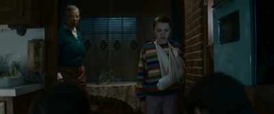 She's freezing cold.
Ellen, go get my bag. - The Curse of the Necklace
