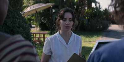 She's getting back together with Mark.
She's bailing on the show. - GLOW