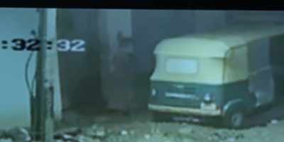 She's getting in with the corpse. Wow. - Crime Stories: India Detectives