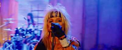 ♪ She's got looks that kill ♪ - The Dirt