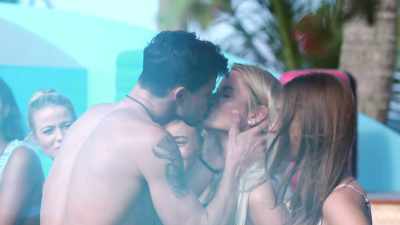 SHE'S GOT NICE LIPS. - Love Island