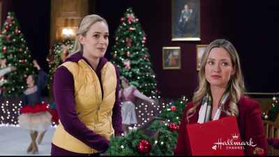 - She's having trouble with her spiral.
- She's hard on herself. - Christmas at the Palace