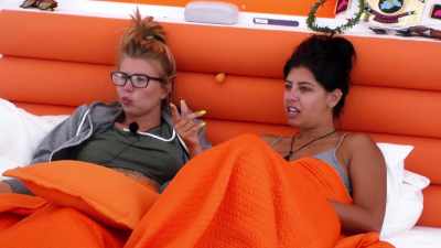 ‐She's...
‐I just said to Nath,
like, - Love Island