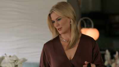 - She's in love with her rug?
- [EMMA] Yeah. - The Wedding Veil Legacy