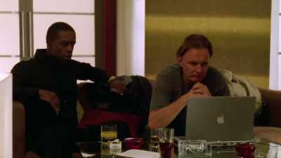 - She's in. - Hustle