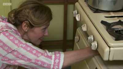 She's making the same breakfast as a 45-year-old housewife made - Back in Time for Dinner